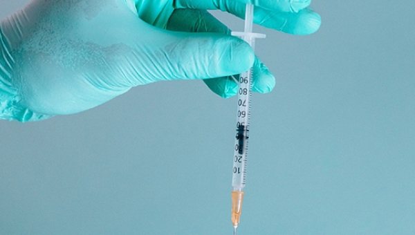 Минздрав РФ готовит программу ревакцинации для борьбы с индийским штаммом коронавируса
