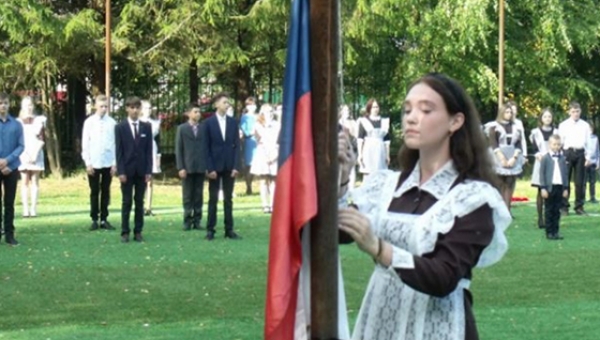В школах РФ введут церемонию поднятия государственного флага