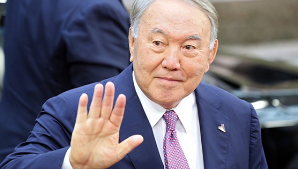 Парламент Казахстана одобрил лишение части полномочий Назарбаева