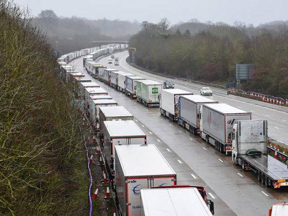Недовольство людей, застрявших на границе между Францией и Англией, продолжает расти