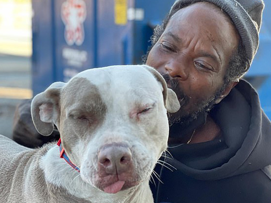 Бездомный мужчина из Атланты, штат Джорджия, США, спас 16 животных из горящего приюта