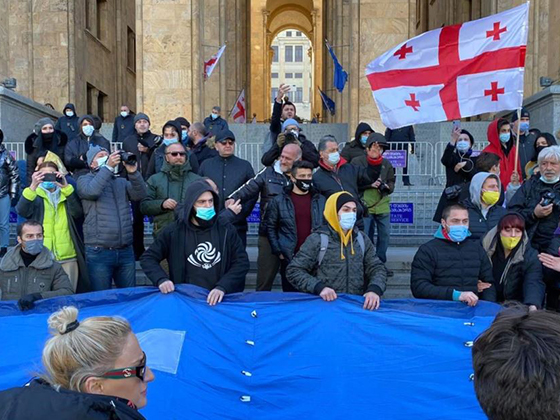 В Тбилиси сторонники оппозиции установили палатки у парламента