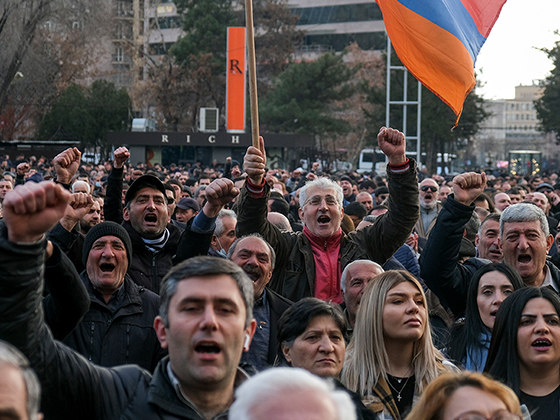 В Ереване оппозиционеры устроили акцию в правительственном корпусе