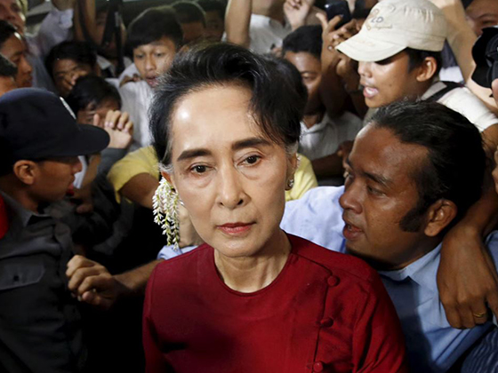 В Мьянме Аунг Сан Су Чжи впервые после путча появилась на людях