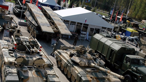 США вводят запрет на кредиты России и экспорт оборонных технологий в РФ