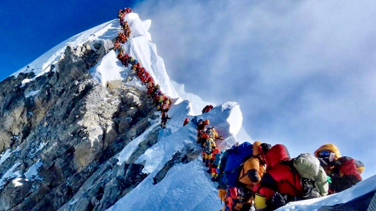 Власти Непала вновь открыли Эверест для восхождений
