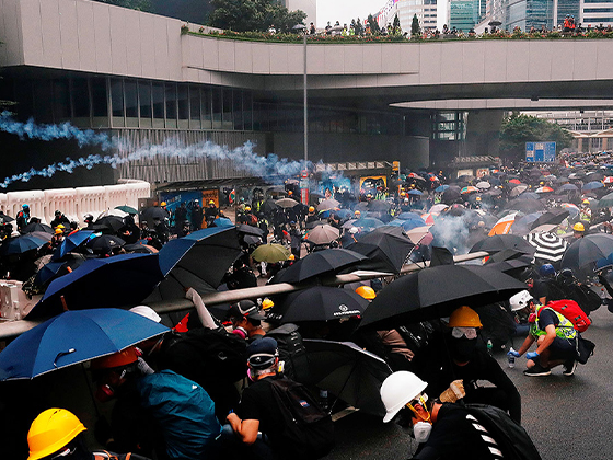 В Гонконге принят закон, запрещающий людям уезжать
