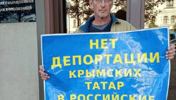 Двух участников пикета против преследования крымских татар задержали в Москве