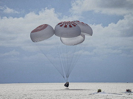 Crew Dragon с полностью гражданским экипажем приводнился в Атлантике